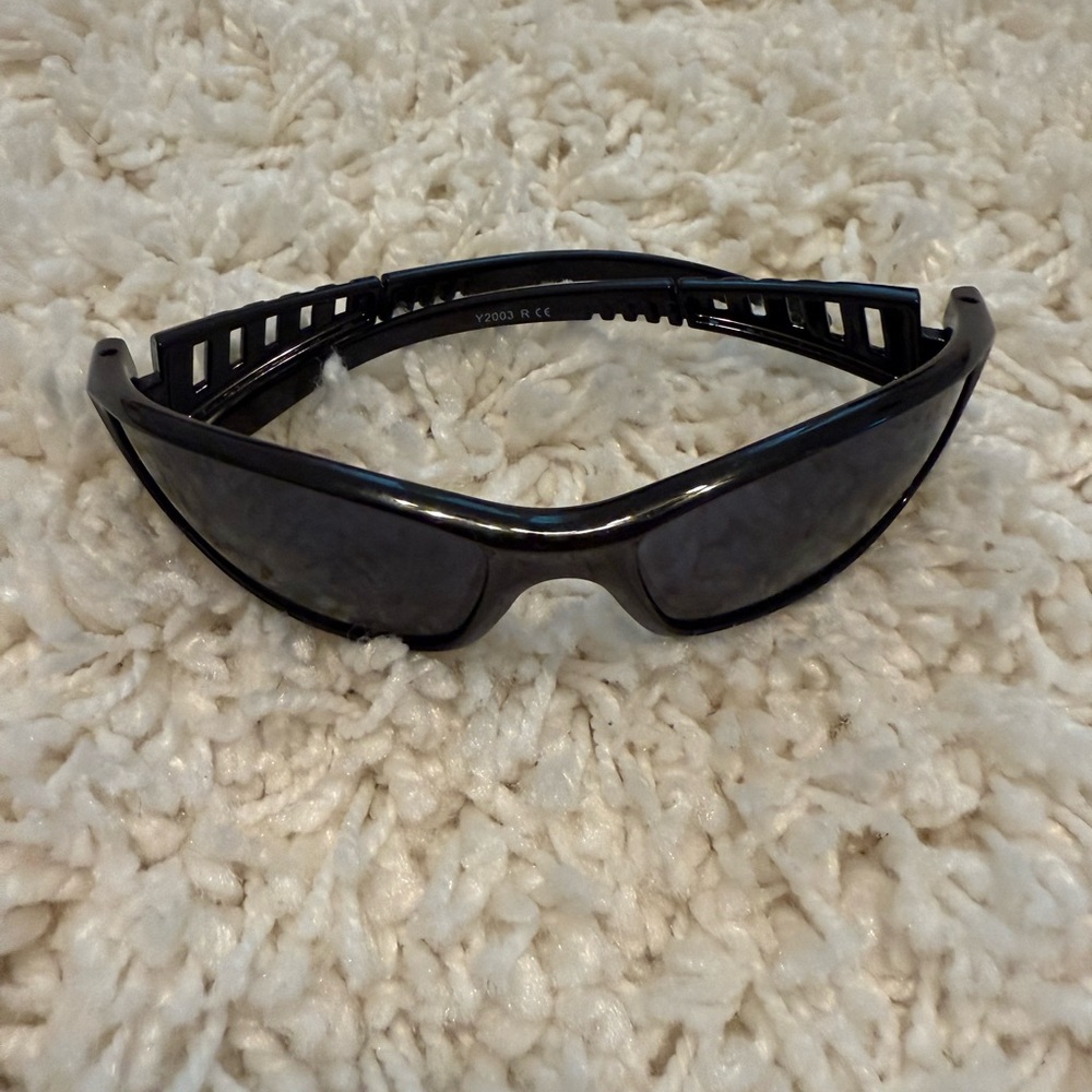 Rave on sunglasses black- princess polly
